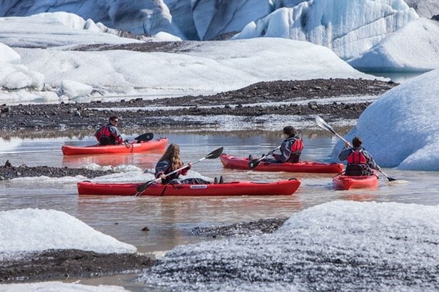 group kayaking tour in Solheimajokull glacier lagoon