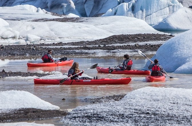 group kayaking tour in Solheimajokull glacier lagoon