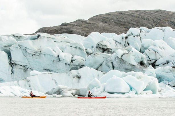 group kayaking by the Heinaberslon glacier