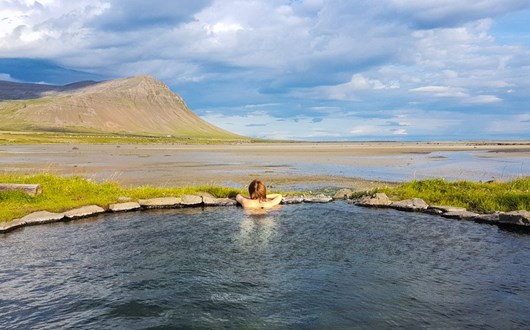 Sources chaudes naturelles et piscines géothermiques en Islande