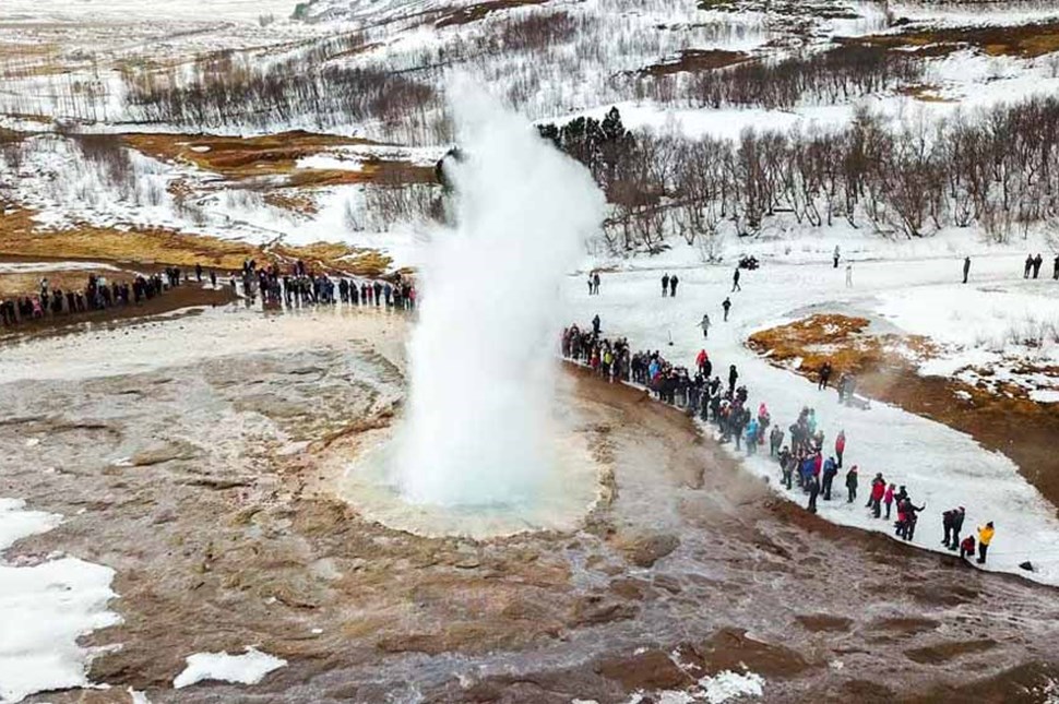 tourists around geyser eruption in Iceland