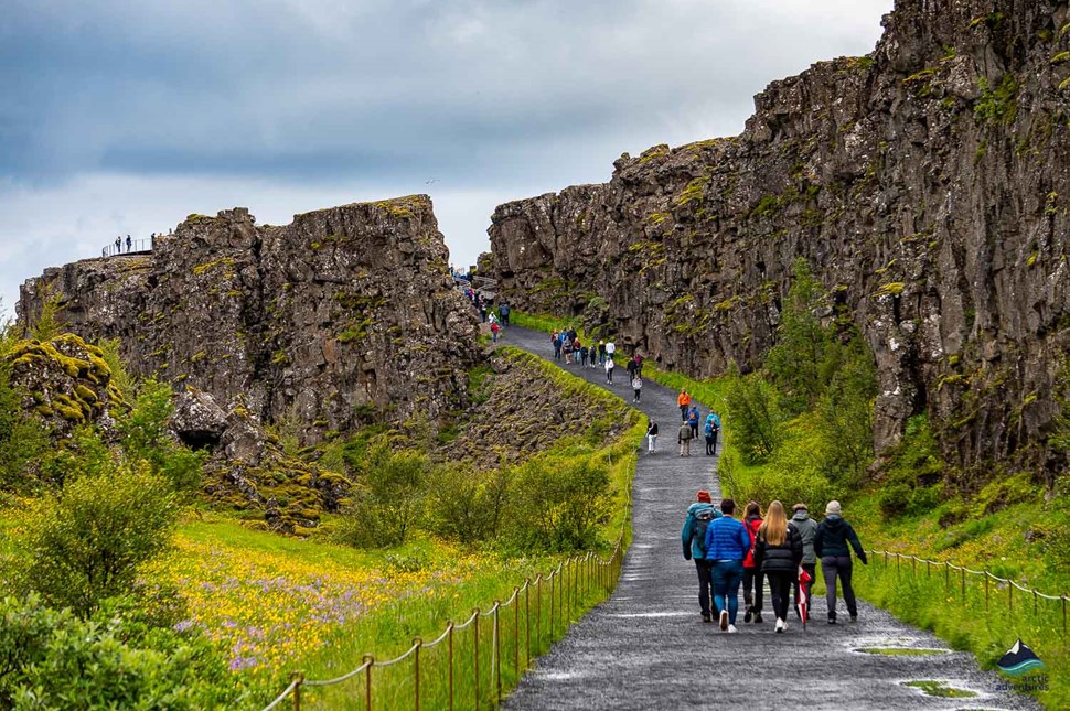 people going to Thingvellir National park viewpoint