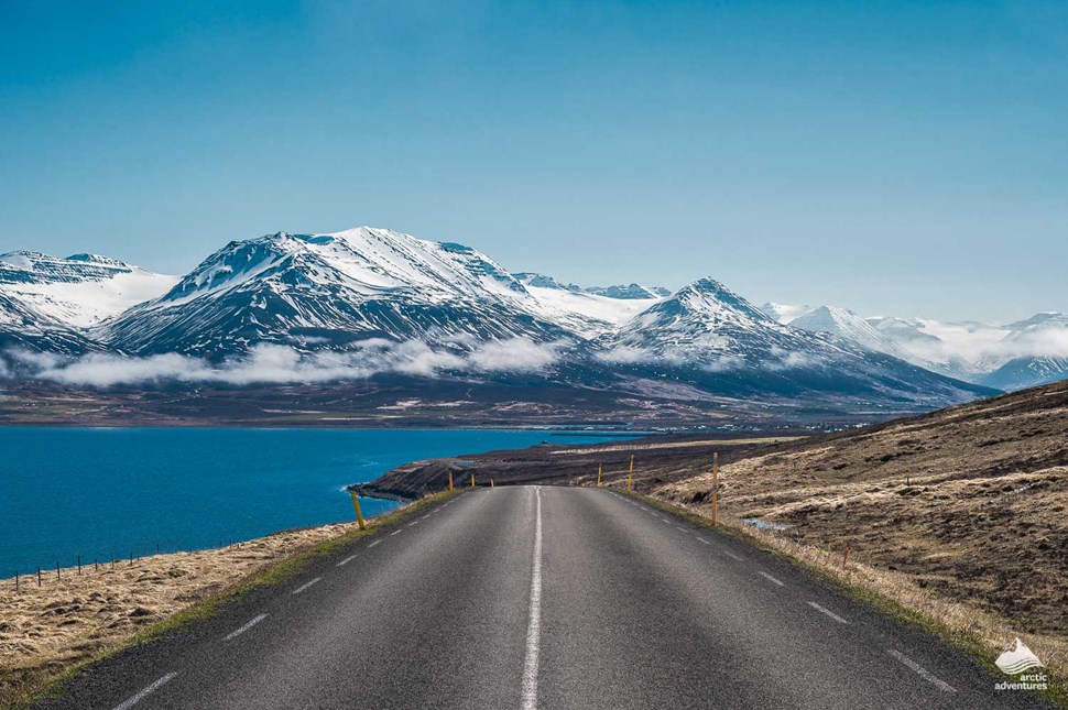 icelandic road with mountains scenery