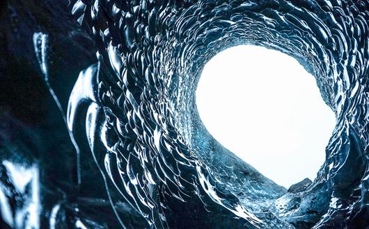Au cœur de la grotte de glace du vatnajokull, surnommée l’« anaconda ice cave » Au cœur de la grotte de glace du vatnajokull, surnommée l’« anaconda ice cave »