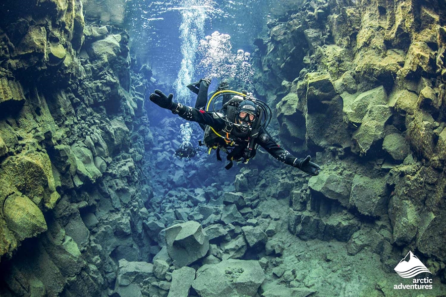 Diving with instructor in Iceland