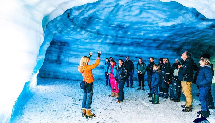 Guide Educating About Icelandic Glaciers