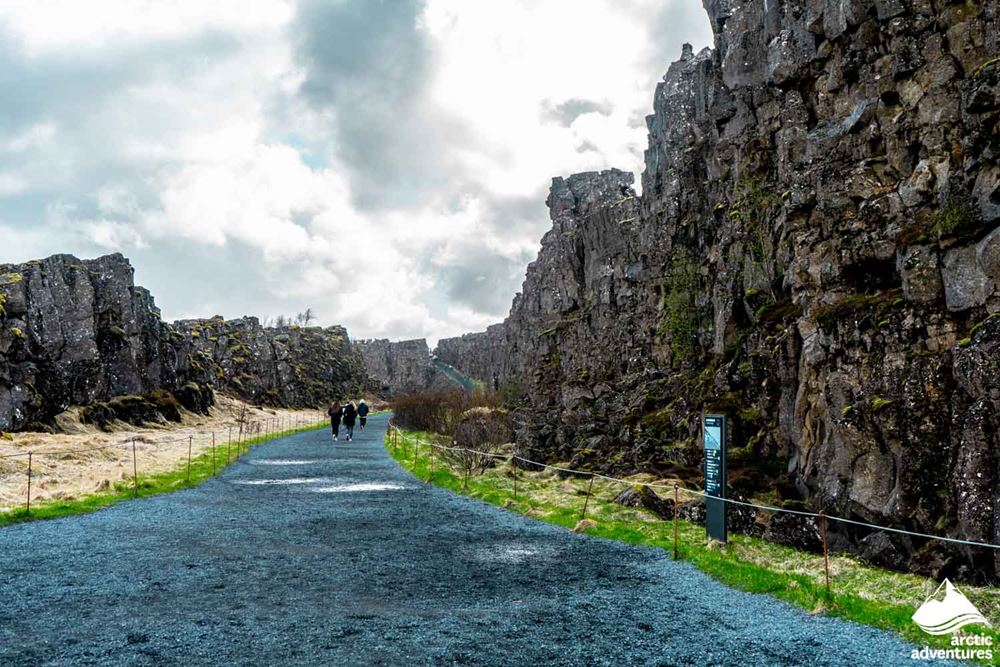 Pathway between tectonic plates