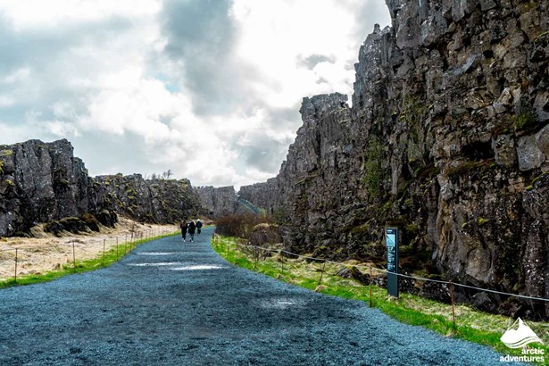 Pathway between tectonic plates in Iceland