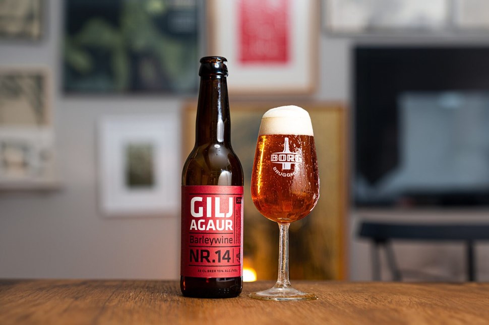 Nr. 14 Giljagaur Christmas beer in a bottle and in a glass