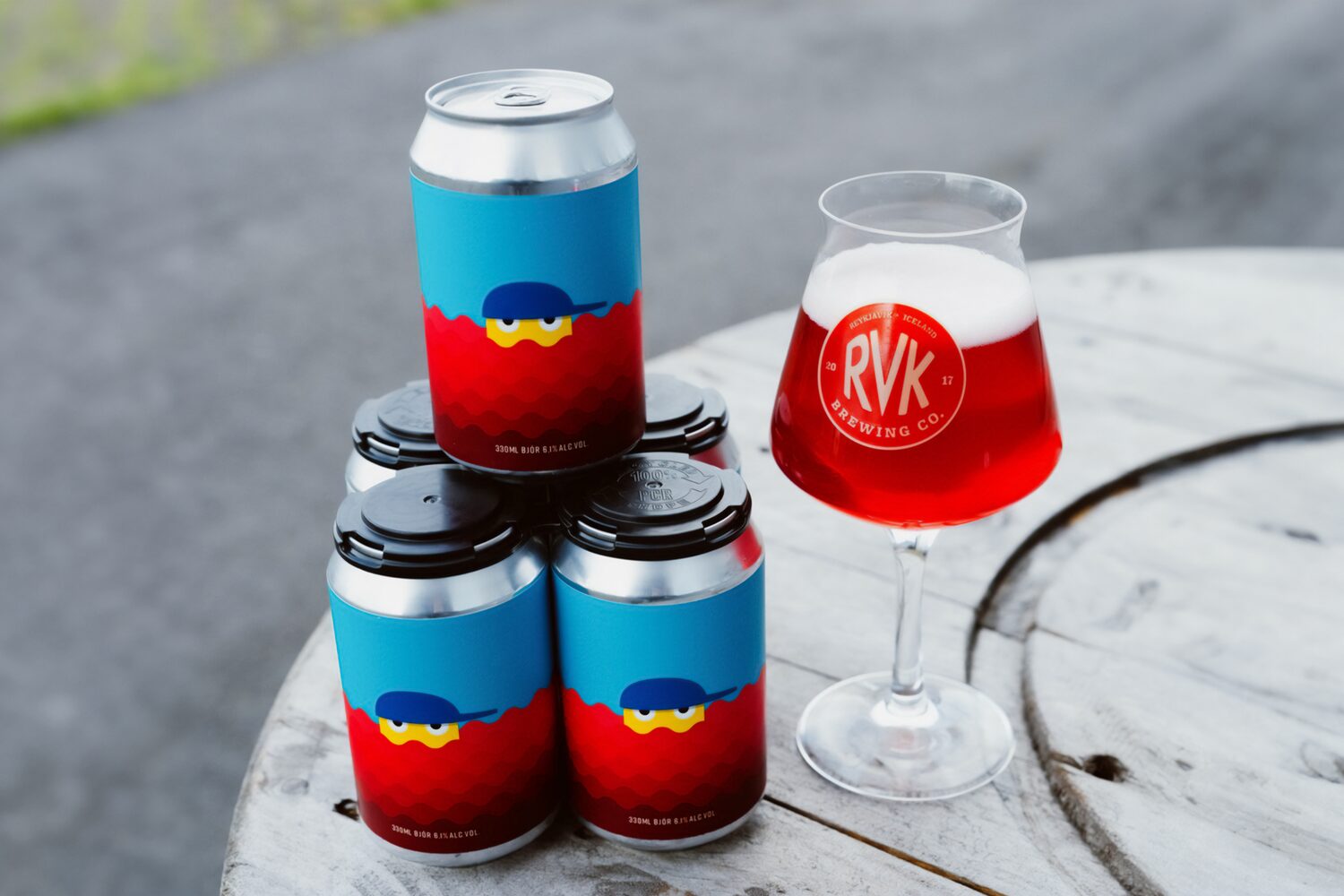 Magnus Fruktus Christmas beer in a can and a glass