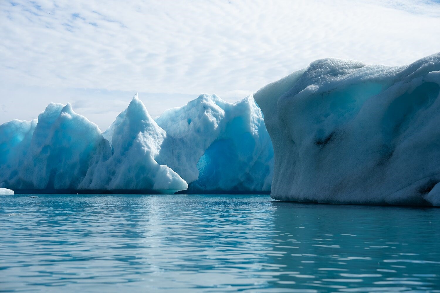 Giant icebergs in Icelandic glacier lagoon