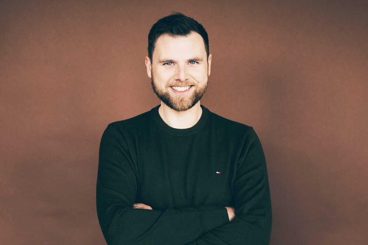 Portrait photo of Stjörnu Sævar, against brown back drop