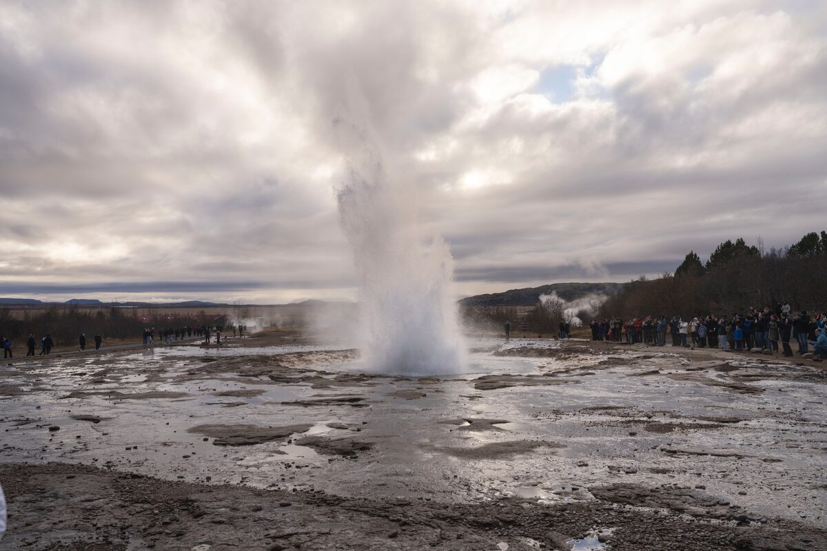 Geysir Erupting