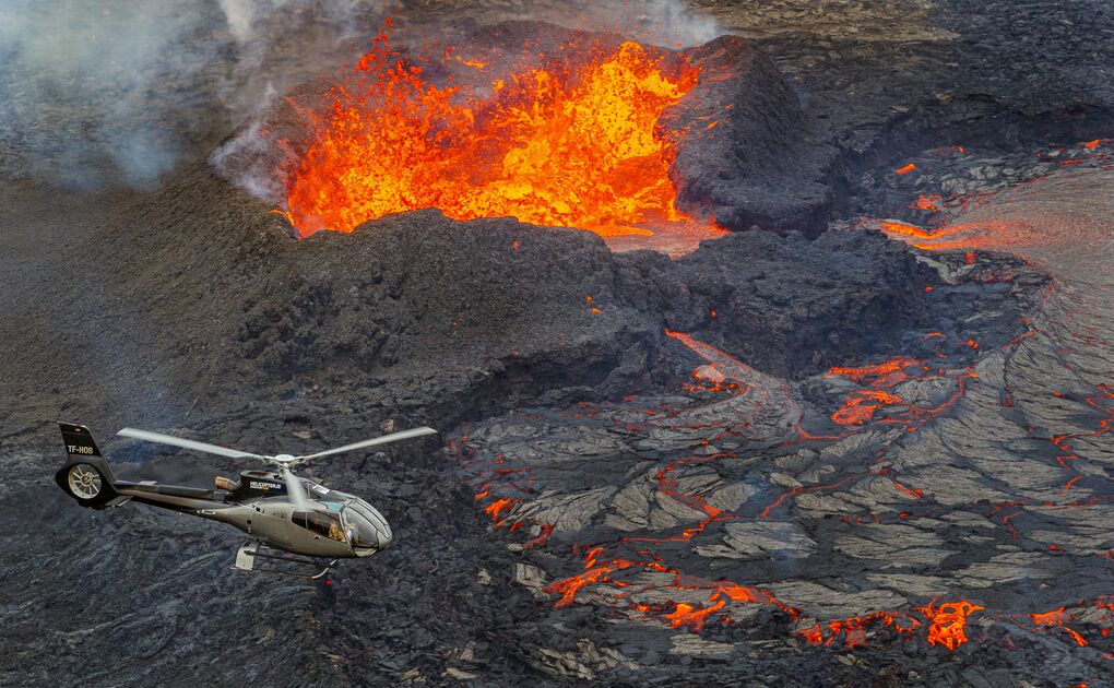 35-Minute Helicopter Tour Over Iceland’s New Volcanic Eruption