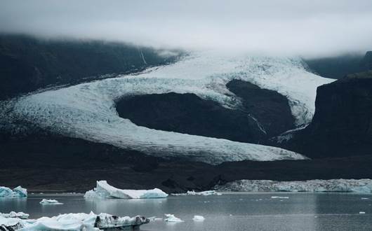 Which Glacier Lagoon? Fjallsárlón vs Jökulsárlón Which Glacier Lagoon? Fjallsárlón vs Jökulsárlón