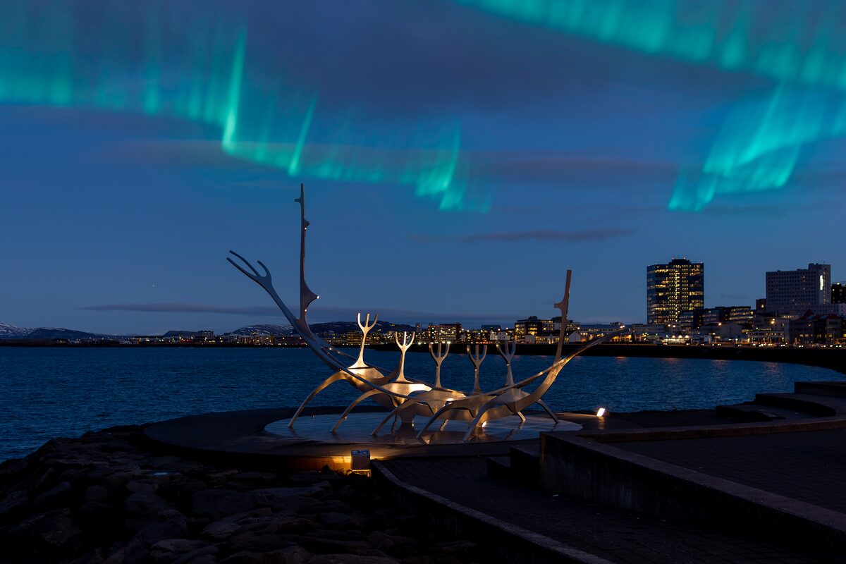 北北西に曇と往け = NORðNORðVESTUR,INN Í SKÝJABA… reykjavik-northern-lights.jpg