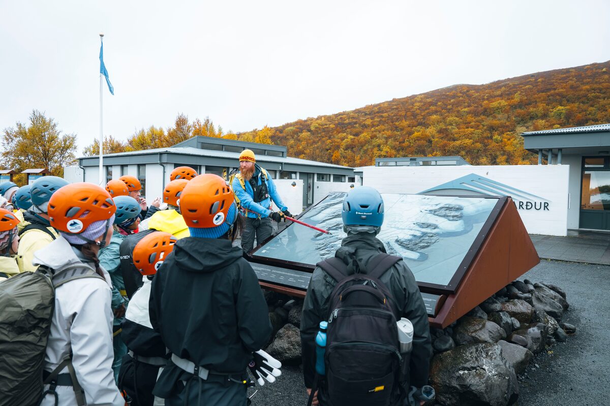 Guide debriefing a tour group at skaftafell