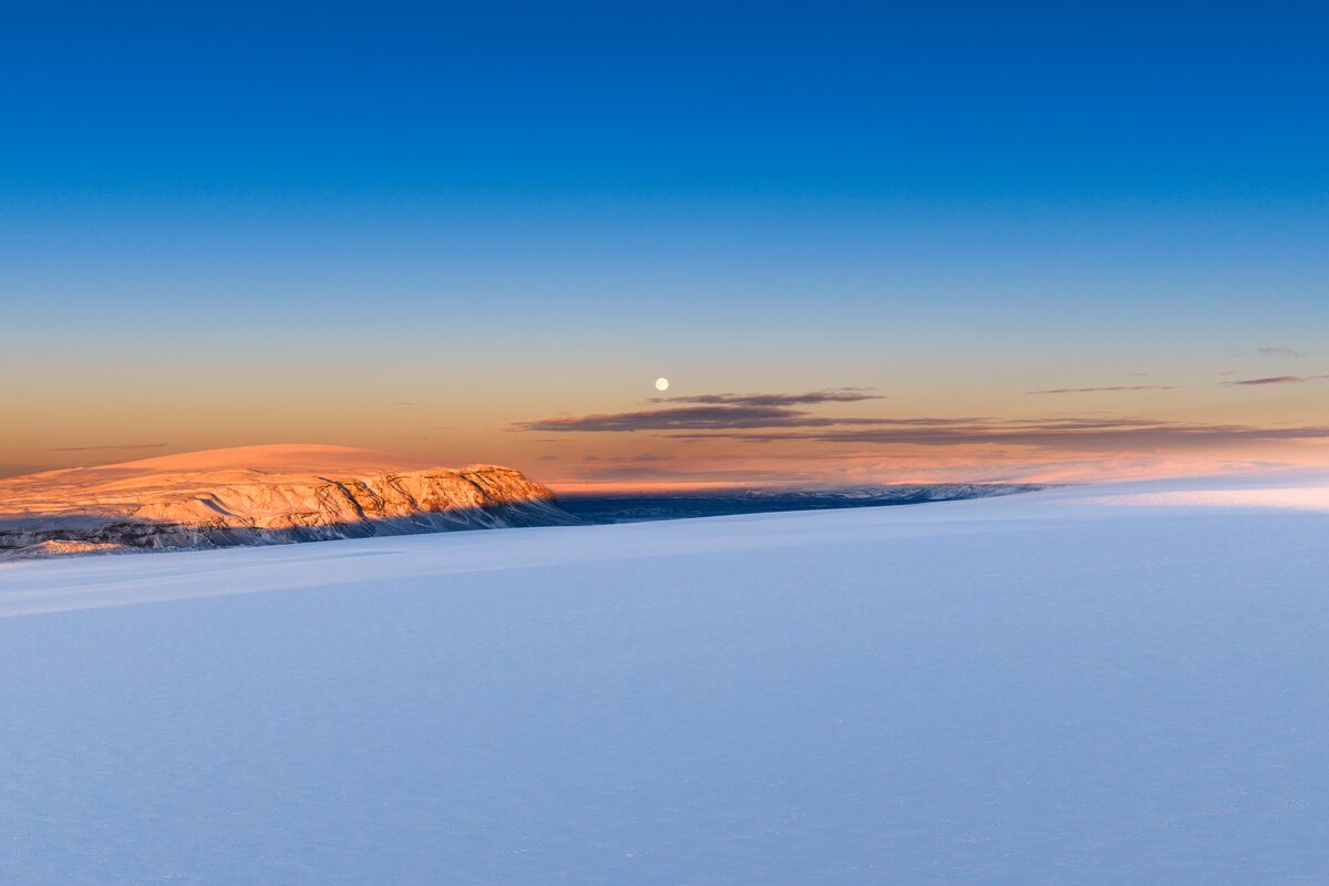 Snowy Plains And Mountains During A Sunset On An Icelandic Glacier