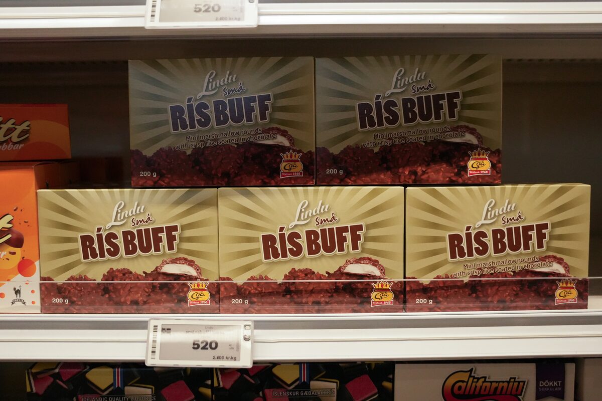 Boxes of Linda Rís Buff chocolate rice puff candy stacked on an Icelandic store shelf.