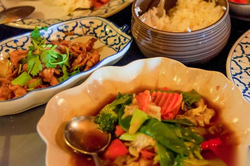 Thai vegetable stir-fry with broccoli, carrots, and snow peas at Ban Thai in Reykjavík.