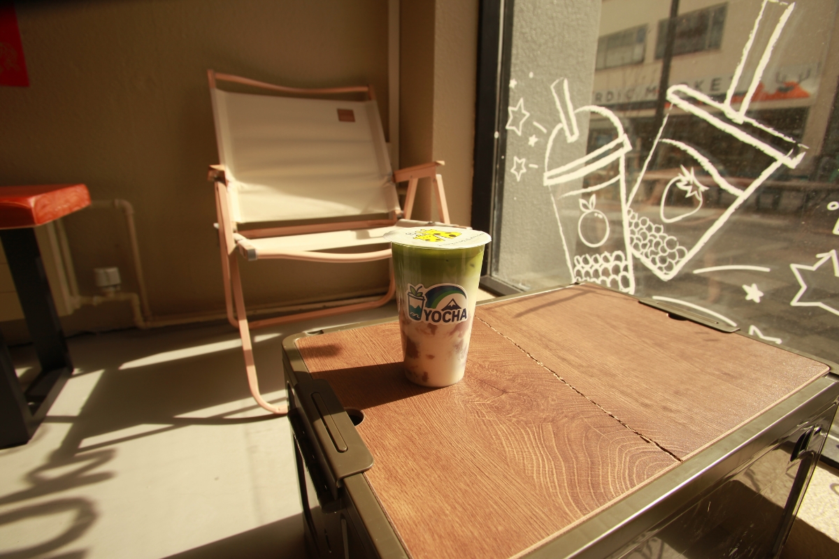 Taro matcha bubble tea with Yocha branding at Laugavegur 101 in central Reykjavík.