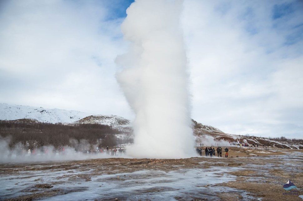 huge geyser eruption in Iceland