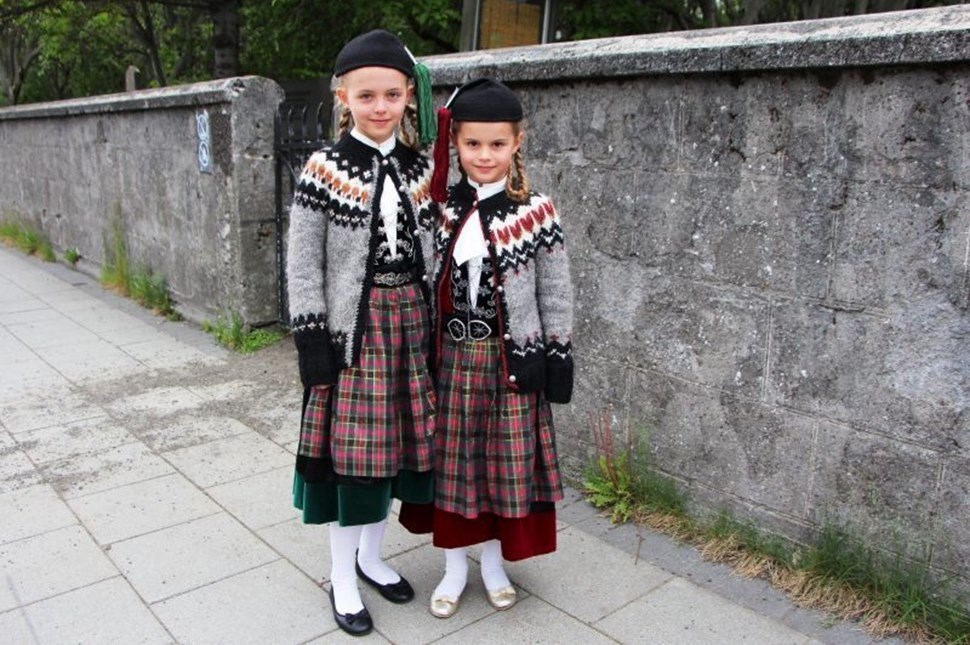 Girls in Icelandic national clothes