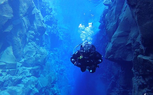 Tauchen in Silfra - Blaue Unterwasserwelten