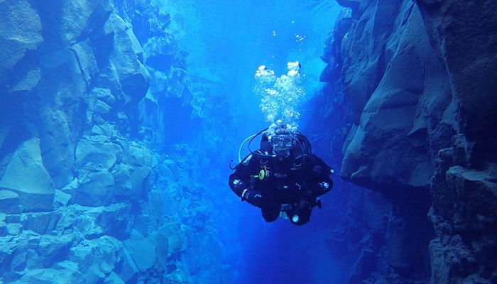 Tauchen in Silfra - Blaue Unterwasserwelten