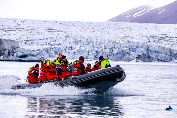 zodiac boat tour in glacier lagoon