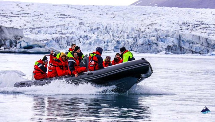 zodiac boat tour in glacier lagoon
