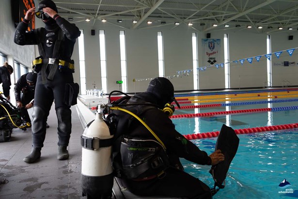 divers entering into the pool for training