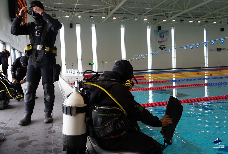 divers entering into the pool